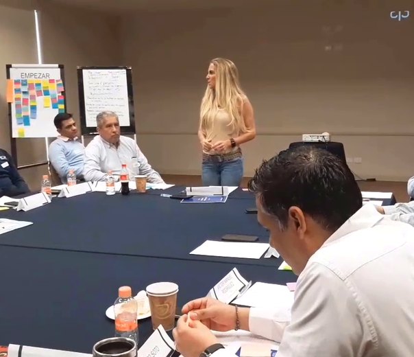 Dr. Lizi Rodríguez en sesión con un equipo directivo